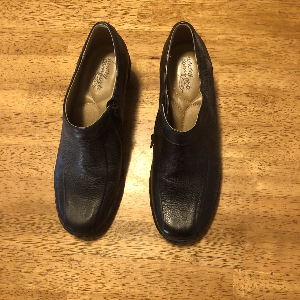 Strictly Comfort brand dress shoes. Size 6.5